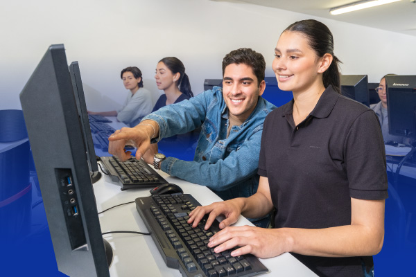 Dos jovenes en la biblioteca, realizando actividades de sus cursos de CET.