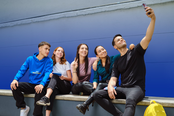 Un grupo de estudiantes tomandose una selfie