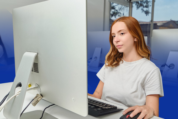 Mujer ralizando actividades en un computador