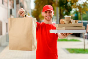 Hombre muestra bolsas y paquetes con comida