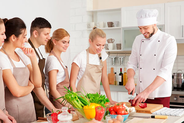 Cocinero da clases a hombres y mujeres