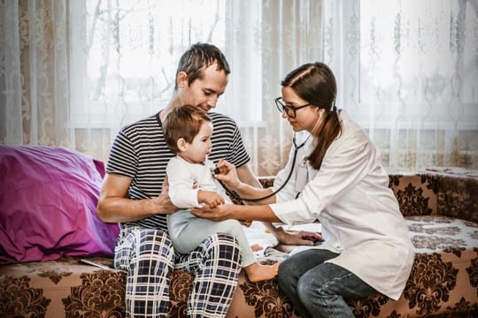 Padre e hija reciben asistencia médica domiciliaria del seguro Colsubsidio.