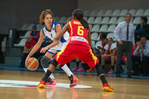 Mujeres jugando baloncesto, en torneo deportivo de Colsubsidio.