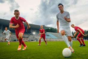Hombres jugando fútbol, en torneo deportivo de Colsubsidio.
