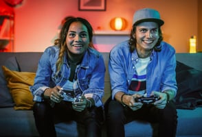 Dos personas jugando y probando Videojuegos