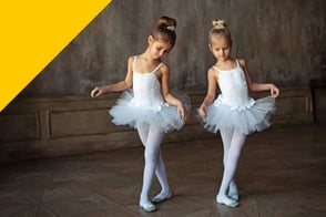 Dos niñas bailando ballet