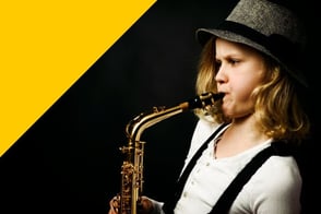 Niño tocando saxofón