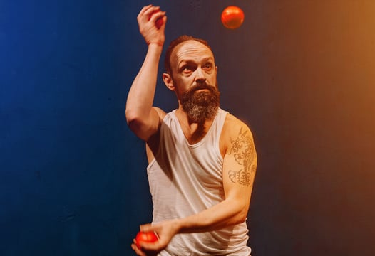 Hombre haciendo malabares con pelotas en Teatro Colsubsidio