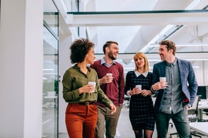 Un grupo de personas dialogando en su sitio de trabajo.