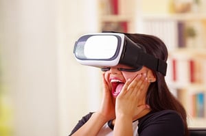 niña feliz con gafas de realidad virtual