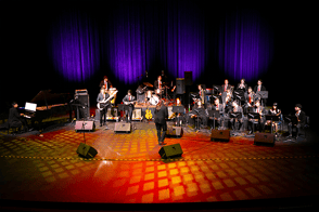 Varias personas en un concierto de jazz