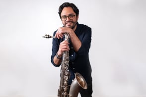 Un maestro de Jazz posando con su Saxofón