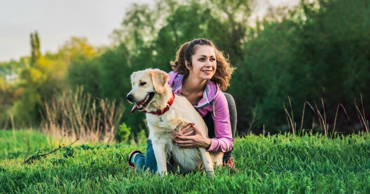 Mujer joven abrazando a su perro golden retriever. Felicidad y amistad. Mascota y mujer.
