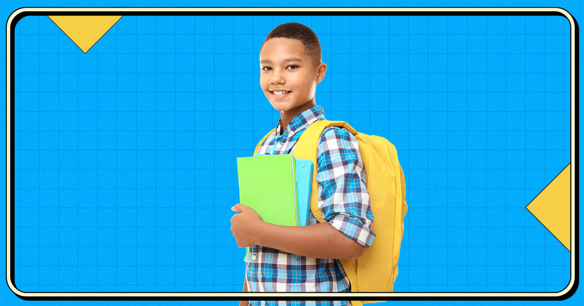Niño con cuadernos en mano y malea amarilla en fondo azul. 