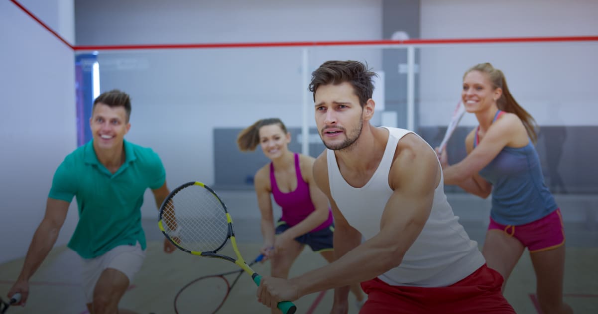 Dos parejas están entrenando squash en las canchas del club El Cubo de Colsubsidio.