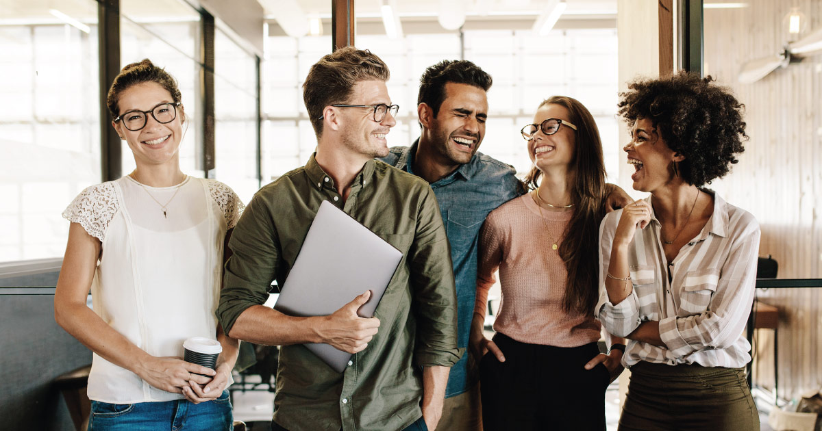 Grupo de personas felices trabajando en la empresa social de los colombianos: Colsubsidio. 